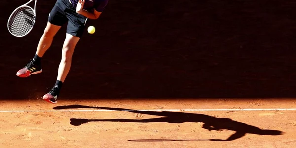 Tenismenul Dominic Thiem din Austria serveşte în timpul semifinalei cu Roger Federer din Elveţia la turneul de tenis Mutua Madrid Open în Madrid Spania FOTO EPA EFE  Javier Lizon