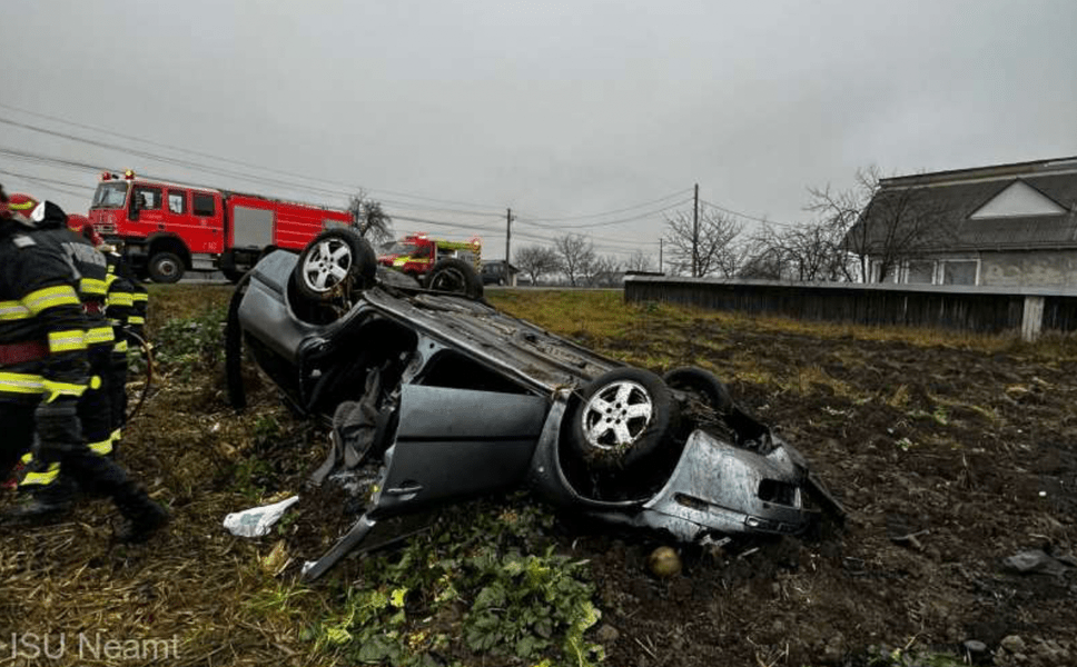 Tragedie în Neamț. Doi bărbați au fost găsiți pe câmp la câteva ore după ce s-au răsturnat cu mașina