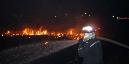 Pompierii au acţionat pentru stingerea incendiilor (foto arhivă)