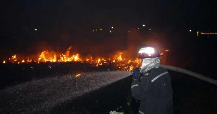 Pompierii au acţionat pentru stingerea incendiilor (foto arhivă)