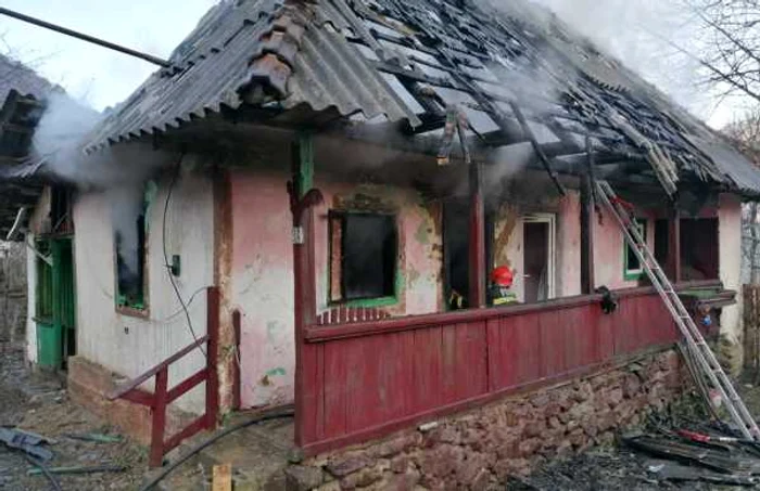 Trupul unui bărbat de 72 de ani din Brezoi - Vâlcea găsit carbonizat printre resturile unei case incendiate Foto Adevărul