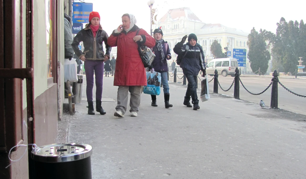 Proprietarii au fost nevoiţi să lege scrumiere cu lanţuri pentru a nu fi furate