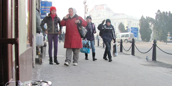 Proprietarii au fost nevoiţi să lege scrumiere cu lanţuri pentru a nu fi furate