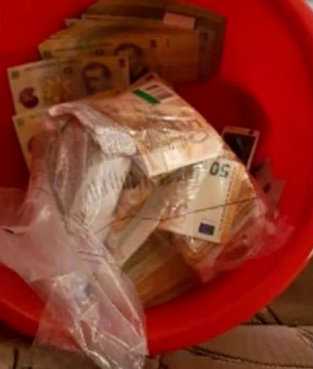 Aşa arată o parte din „tezaurul” descoperit de anchetatori la percheziţii