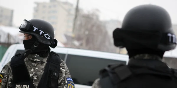 descinderi perchezitii politisti mascati. foto adevarul