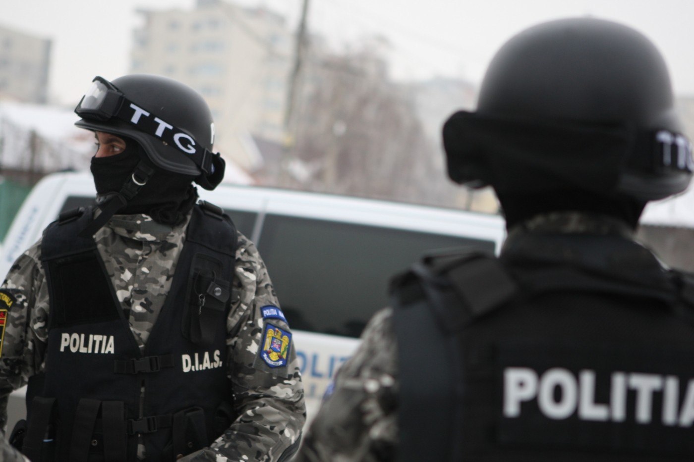 "Polițist de la Operațiuni Speciale a fost împușcat în față. S-a creat un mister în jurul incidentului." "Polițist de la Operațiuni Speciale a fost împușcat în față. S-a creat un mister în jurul incidentului."