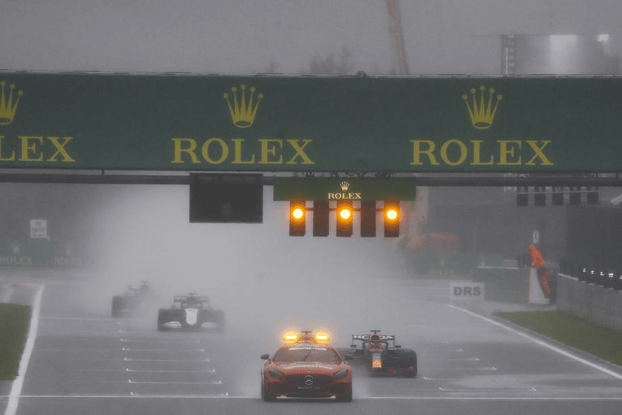 Formula 1 a avertizat echipele că riscă sancţiuni dacă membrii lor se mai caţără pe garduri