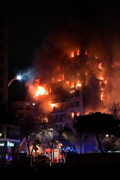 Cel puțin patru morți și 19 dispăruți în incendiul violent de la Valencia FOTO VIDEO