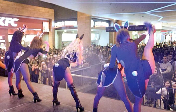 Andreea a îmbrăcat un  costum de iepuraş