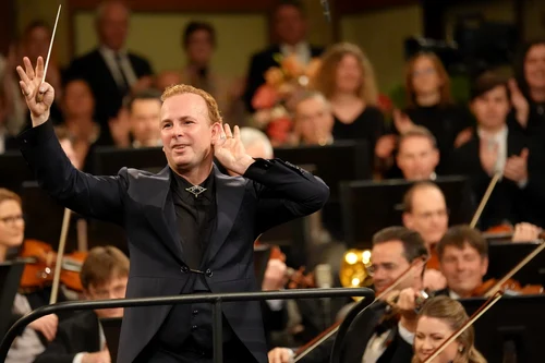 VIDEO Reacția dirijorului care a făcut senzație la Concertul de la Viena, orchestrând aplauzele publicului. „Visez la asta de când eram mic”