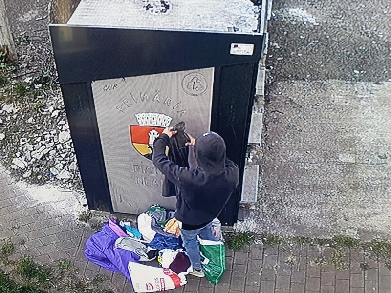 „Parada modei” la tomberoanele de gunoi. Ce au descoperit poliţiştii locali din Neamţ pe camere
