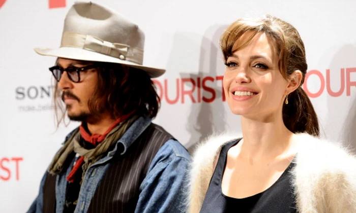 
    Angelina Jolie și Johnny Depp s-au înțeles foarte bine unul cu celălalt având în vedere că amândoi au trecut printr-o situație similarăFoto Getty  
