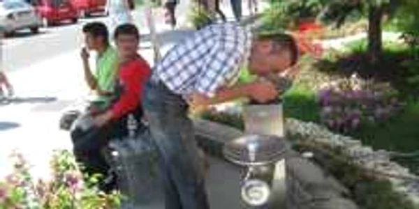 Mureşenii ăşi potolesc setea în faţa Primăriei 