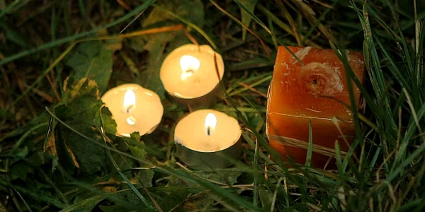 Tinerii vor aprinde câte o lumânare în memoria celor două fete decedate. Foto: arhivă