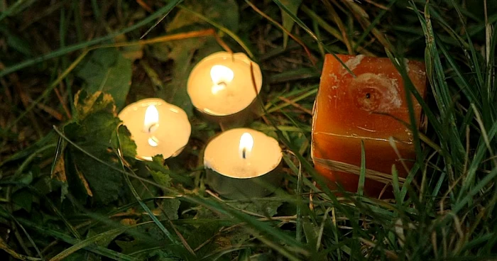 Tinerii vor aprinde câte o lumânare în memoria celor două fete decedate. Foto: arhivă