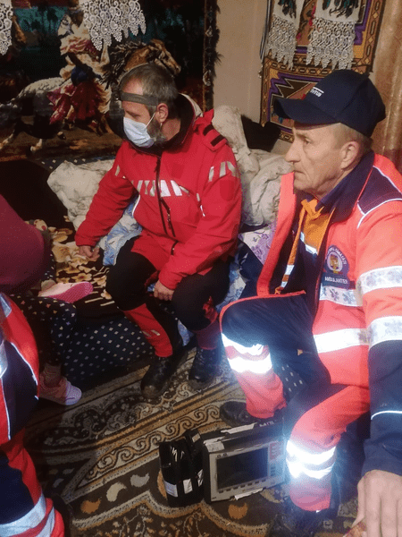 Fetiță de opt ani, transportată la ambulanță cu ajutorul salvamontiștilor dintr-o zonă greu accesibilă