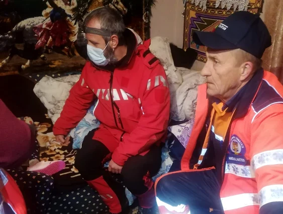 Salvamontiștii și ambulanțierii au ajuns la fetiță  FOTO Salvamont Maramureș
