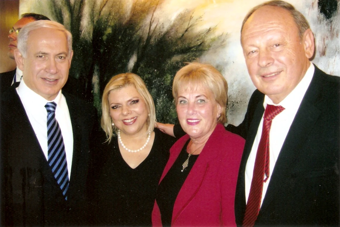 Familia Berkovits împreună cu familia Netanyahu (dreapta)