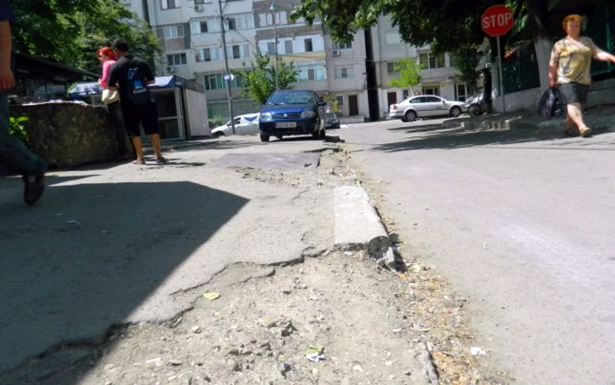 În cartierul Mazepa I, din Galați, trotuarele sunt distruse