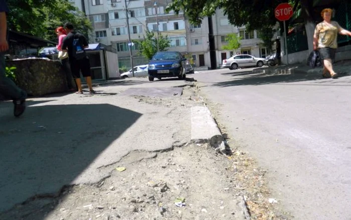 
    În cartierul Mazepa I, din Galați, trotuarele sunt distruse  