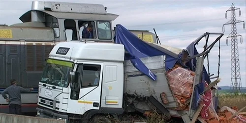 Târgovişte: Dosar penal pentru şoferul TIR-ului lovit de locomotivă