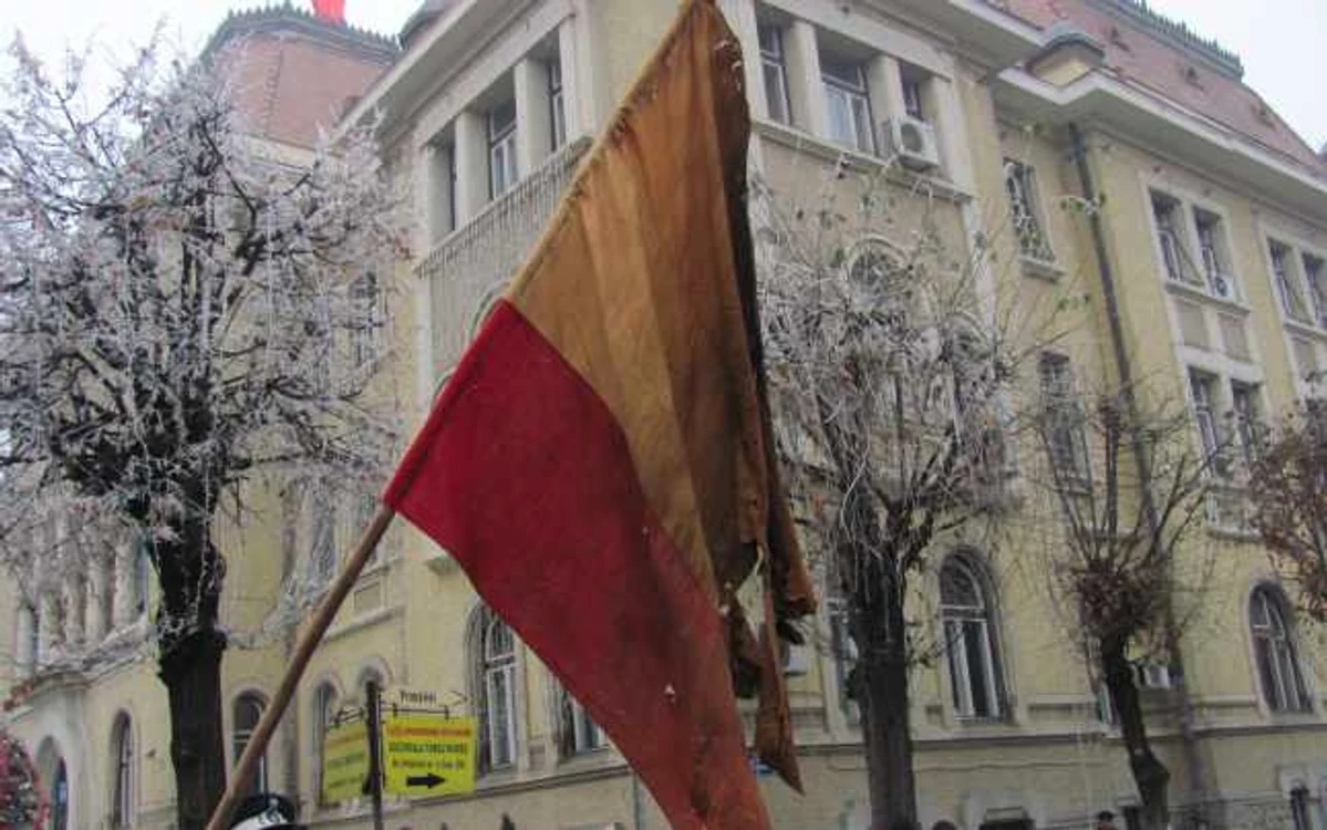 La mulţi ani, România! (steag de la începutul secolului trecut, arborat la Târgu-Mureş)