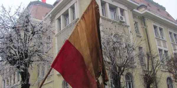 La mulţi ani, România! (steag de la începutul secolului trecut, arborat la Târgu-Mureş)