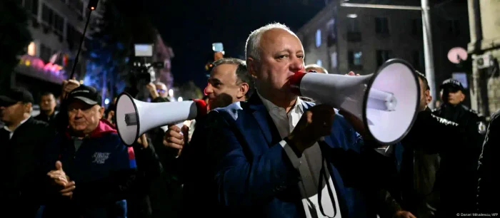 Dodon în seara alegerilor la sediul Comisiei Electorale Centrale din Chișinău