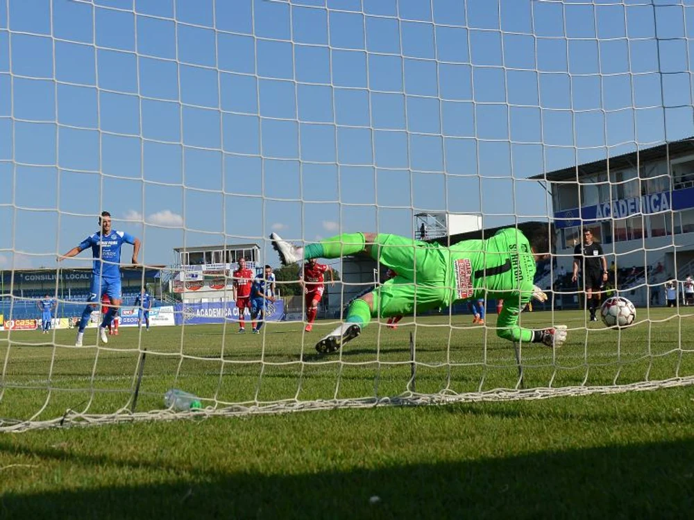 
    Straton apără primul penalty în meciul cu ClinceniFOTO: Sportpictures.eu  