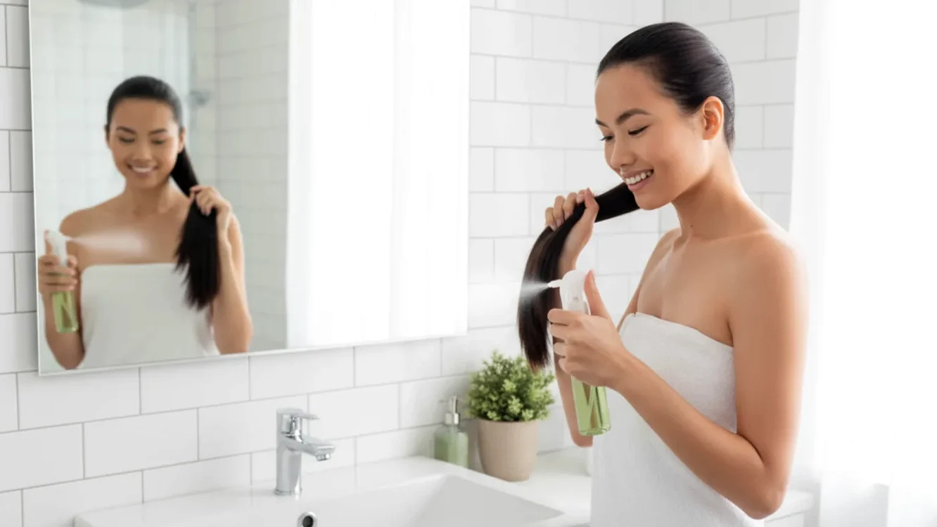Gata cu părul uscat și despicat. 