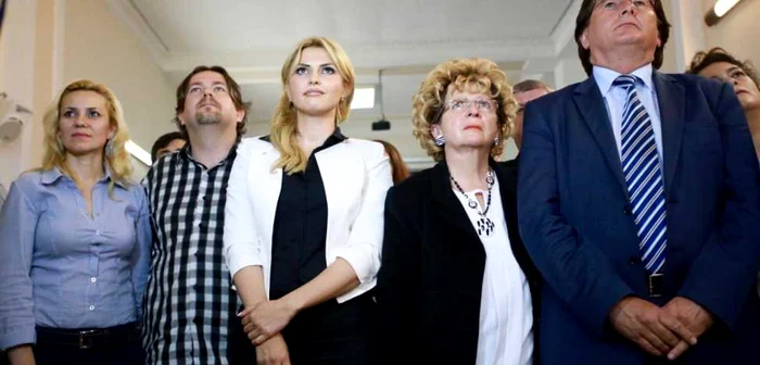 Primarul Timişoarei, Nicolae Robu, aşteptând anunţarea rezultatelor parţiale la alegerile locale 2016 alături de soţie, fiică, fiu şi noră FOTO Adrian Pâclişan