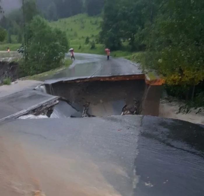 Un număr de 270 de persoane au fost evacuate din Lupeni, Aninoasa şi Uricani, DN 66 a fost rupt de ape, în zona Câmpul lui Neag, iar circulaţia rutieră a fost oprită şi mai multe locuinţe au fost inundateFOTO: ISU Hunedoara