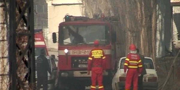 Incendiul la fabrica de hârtie a izbucnit duminică după amiază