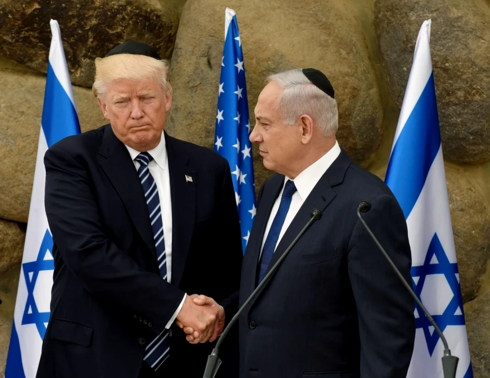 Strângere de mână între doi aliaţi, Donald Trump (stânga) şi Benjamin Netanyahu FOTO EPA-EFE