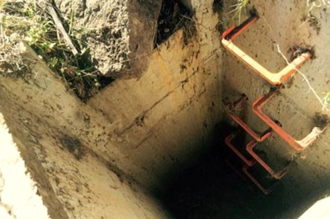 Bebeluşul a căzut în canal de la o înâlţime de 2,4 metri