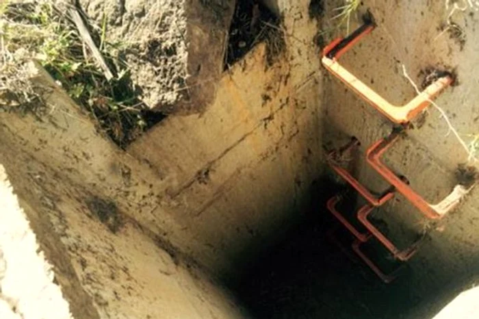 Bebeluşul a căzut în canal de la o înâlţime de 2,4 metri