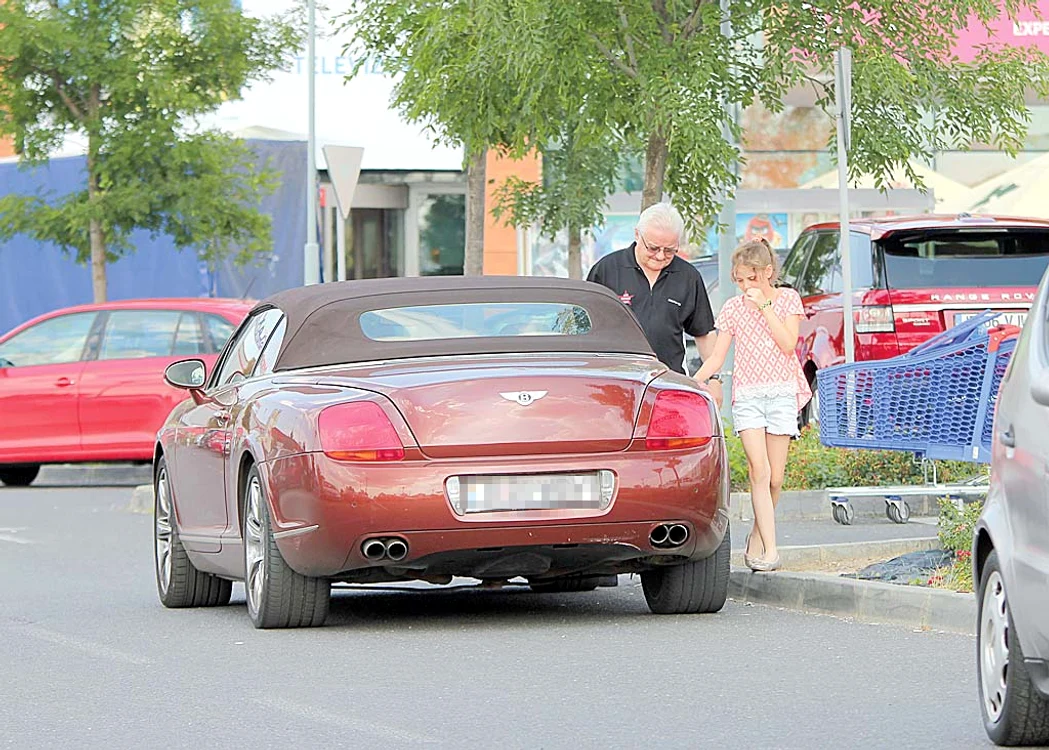 Irinel și fiica sa  au ajuns primii, cu  mâinile goale, la  elegantul Bentley