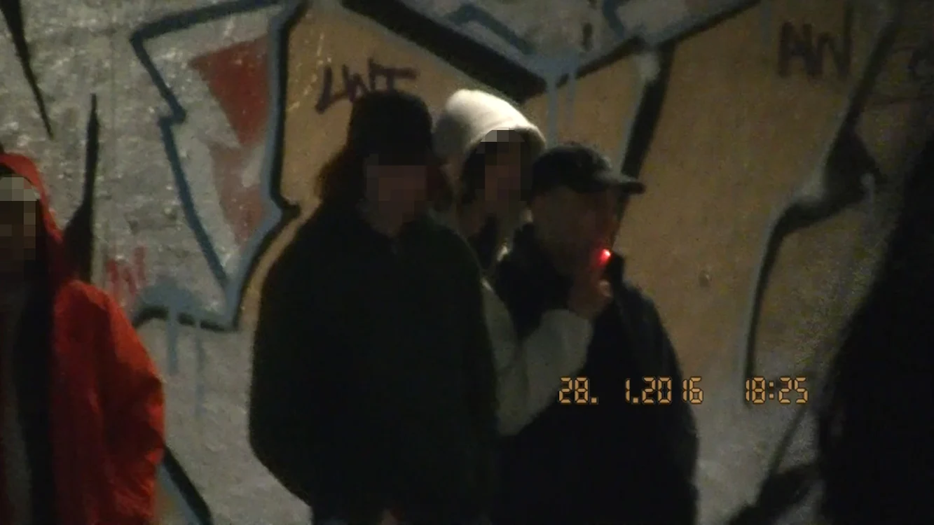 Rocco (15 ani) fumează alături de alți doi prieteni