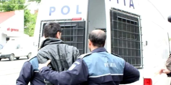 Fostul director al unităţii de învăţământ din Daneţi şi contabilul au fost reţinuţi 