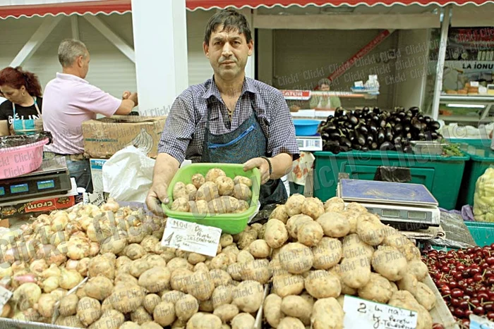 Elena Popa cumpără  de fiecare dată  de la acelaşi ţăran (Fotografii: Roberto Sălceanu)