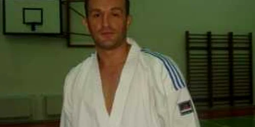 Pompierul Florin Curileac iniţiază copiii în tainele karate-ului