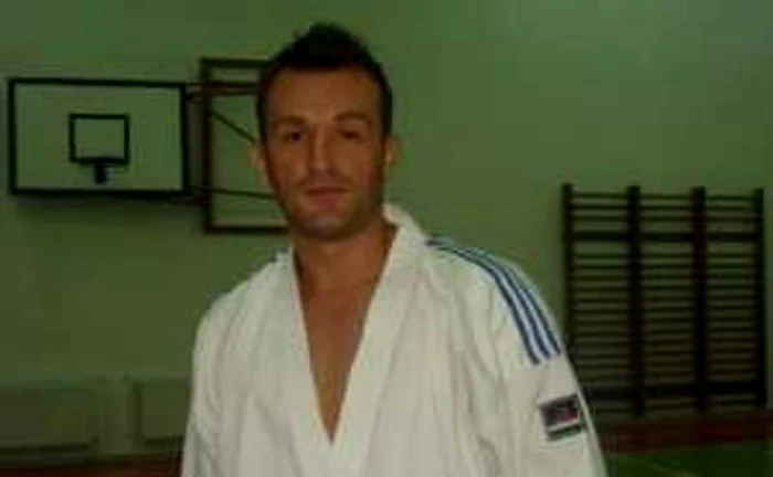 Pompierul Florin Curileac iniţiază copiii în tainele karate-ului