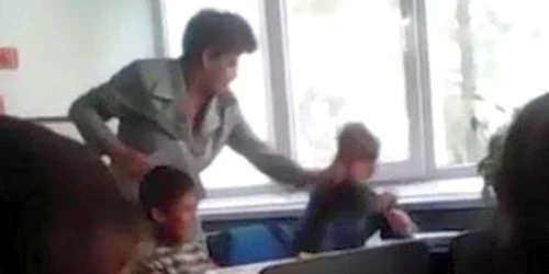 Momentul în care copilul este lovit de învăţătoare FOTO captură video