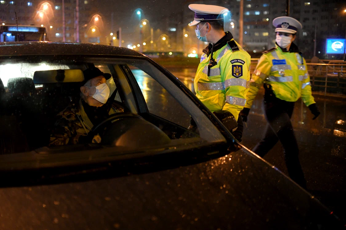 Cei care circulă pe stradă între orele 23.00 și 5.00 trebuie să aibă motive întemeiate