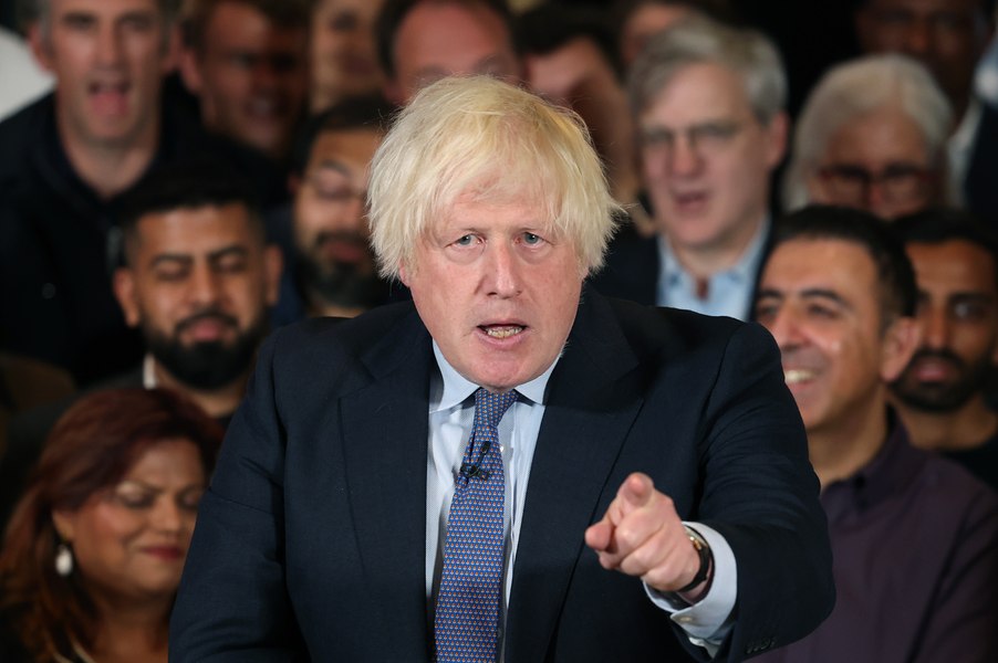 Posibil ca Netanyahu să-mi fi pus microfoane în baie, dezvăluie Boris Johnson în cartea sa de memorii