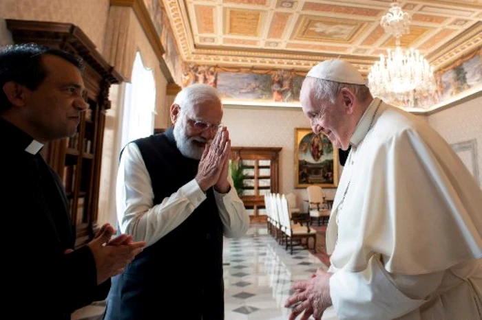 Prim-ministrul indian Narendra Modi şi Papa Francisc, la prima lor întâlnire la Vatican, 30 octombrie 2021 Foto: VATICAN MEDIA / AFP