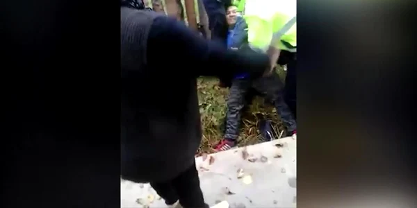 Doi poliţişti se luptă să încătuşeze un bărbat care ar fi provocat un scandal