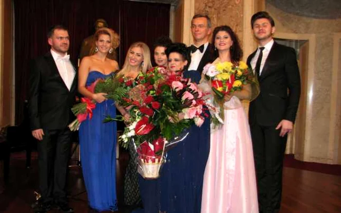 Flori şi ovaţii pentru Mariana Nicolesco şi tinerii Adrian Dumitru, Silvia Micu, Irina Baianţ, Oana Andra, Alexandru Petrovici, Florentina Soare, Alexandru Chiriac