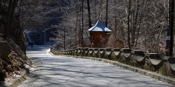 Aleea izvoarelor de aur de la Băile Olăneşti - Vâlcea Foto calatoriaperfecta ro