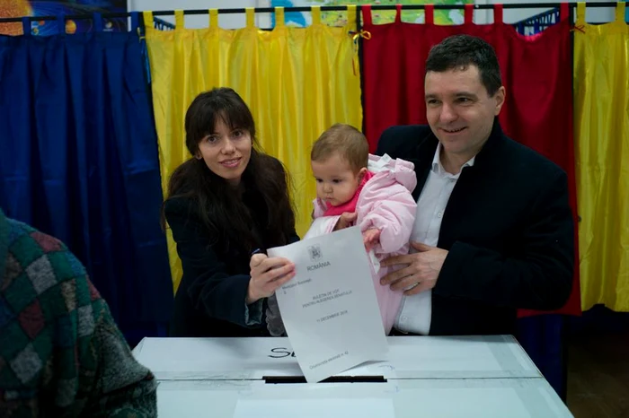 14 nicusor dan si sotia 3 jpg jpeg